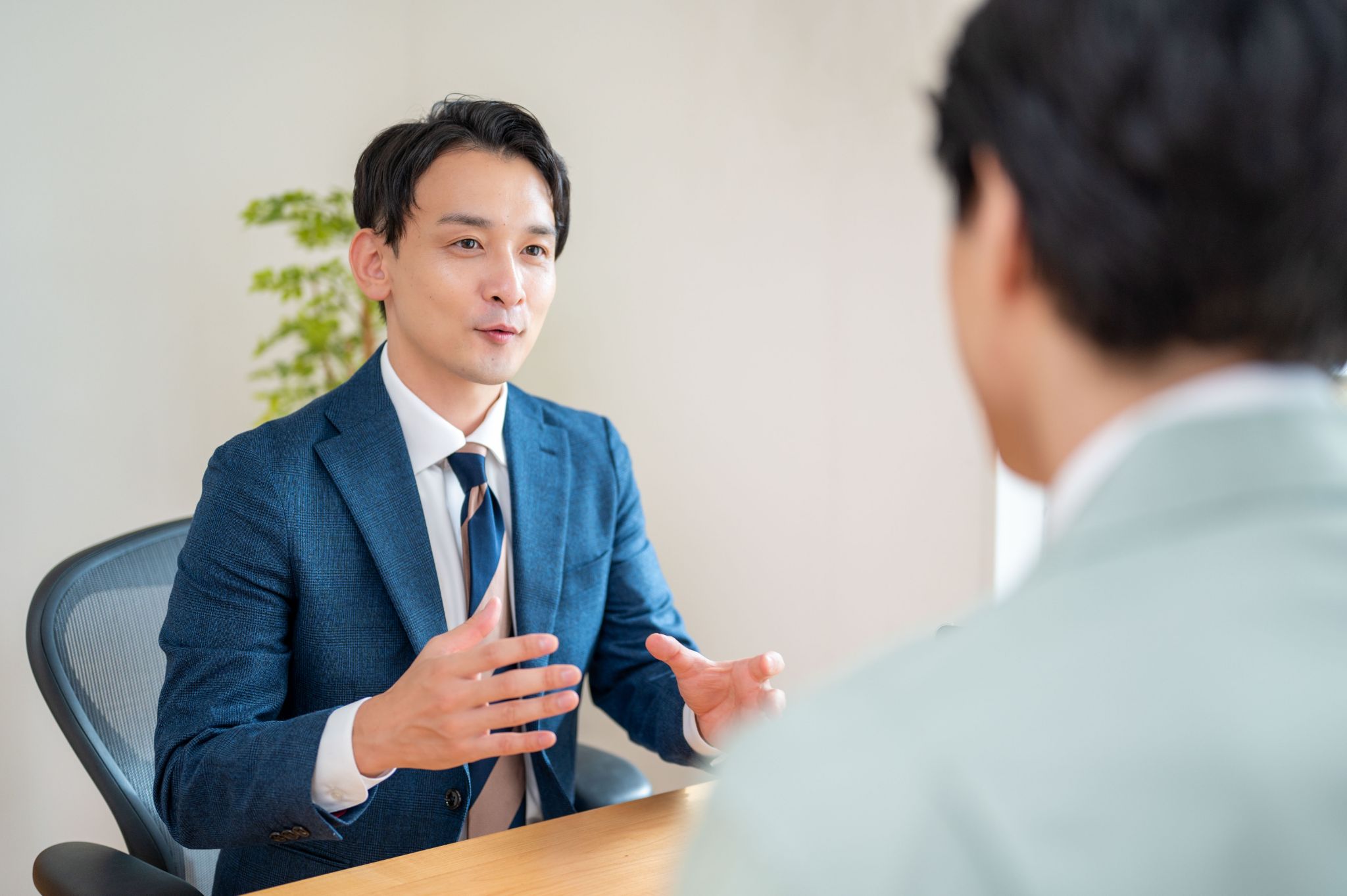 債務整理と任意整理の違いは？任意整理のメリット・デメリットなどを詳しく紹介！
